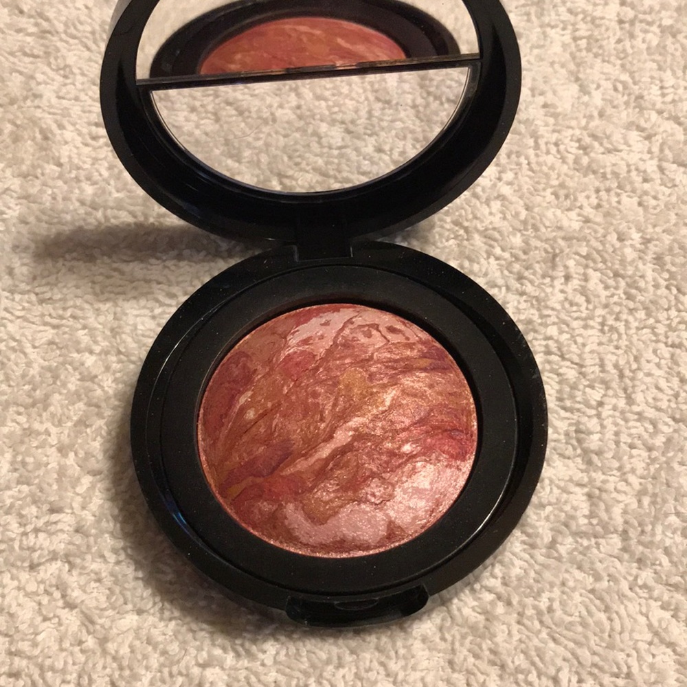 Laura Geller Baked Blush in Apricot Berry